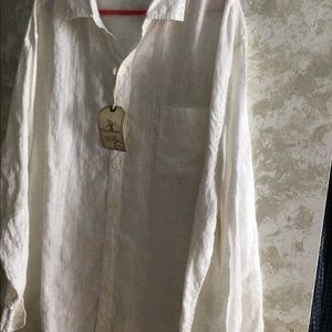 A 100% Linen men’s shirt.